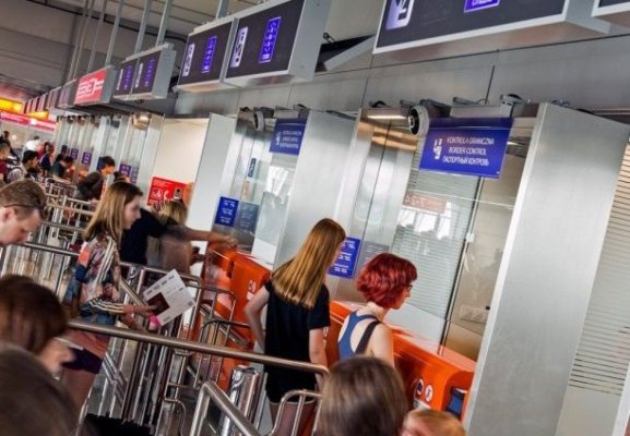 Pasageri români controlați draconic la frontieră, în Spania, deși suntem în Schengen aerian