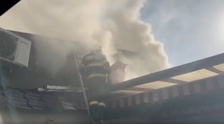 Mesaj Ro-Alert după un incendiu cu degajări mari de fum: Ard mai multe magazine