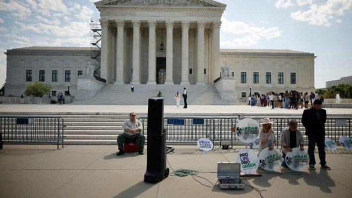 Curtea Supremă a SUA respinge o încercare de a interzice pastila pentru avort, oferind o victorie administrației Biden