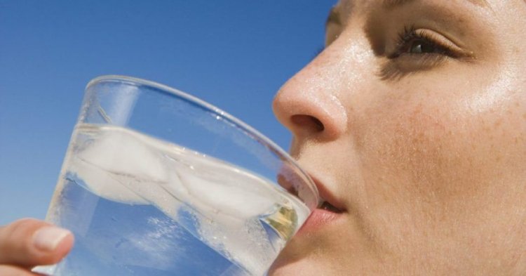 Câtă apă ar trebui să bem pe zi în timpul lunilor de vară și de ce e important să nu exagerăm