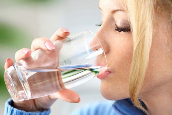 Cum bei apa pentru a preveni formarea de cheaguri de sânge