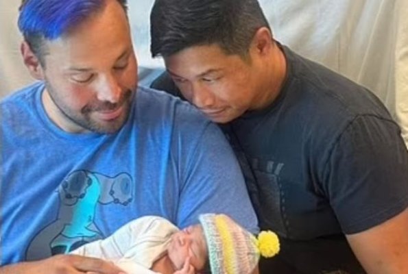 Un bebeluș a murit după ce a fost uitat în mașină de un cuplu de homosexuali