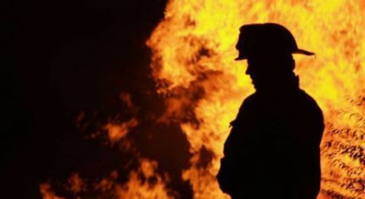 Un angajat al Ocolului Silvic din Săcele a fost rănit în urma unui incendiu puternic de pădure