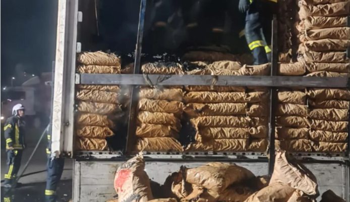 5 tone de cărbuni pentru grătar au luat foc în Vama Giurgiu, în urma fumatului în zone necorespunzătoare