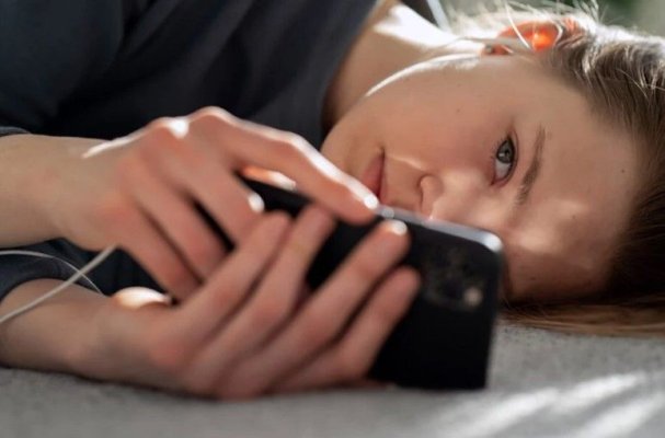 Dependența de internet afectează comportamentul și dezvoltarea adolescenților