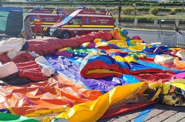 Din cauza vântului, un tobogan gonflabil a fost răsturnat: Patru victime transportate la spital