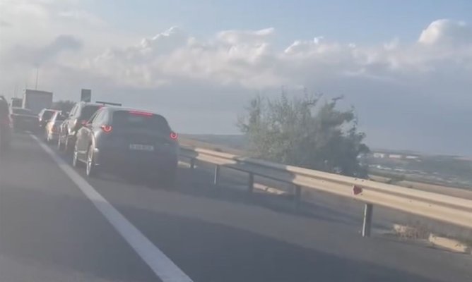 Din cauza aglomerației de pe A2, mai multe mașini au format coloană pe banda de urgență