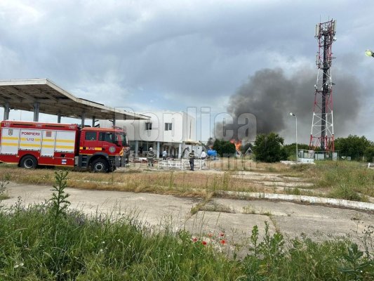 Alertă la Vama Veche! Incendiu într-un PECO dezafectat, unde funcționa un camping ilegal!