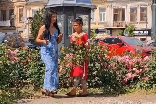 Pentru că era închis la florărie, două „turiste“ s-au aprovizionat cu flori din parcul de lângă primărie. Video