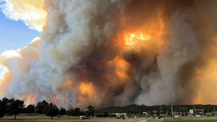 Mii de oameni au fugit din calea incendiilor masive din New Mexico