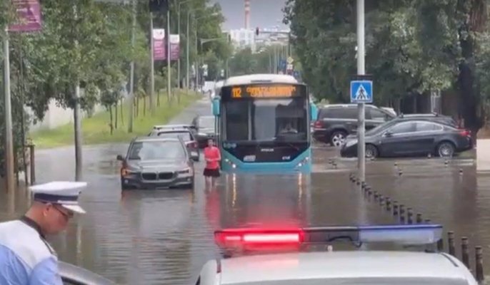Furtuna a făcut dezastru în București: case și străzi inundate, copaci căzuți peste mașini