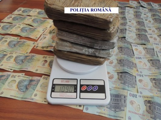 Un traficant de droguri a adus 8 kg de canabis în România, din Spania, prin curier