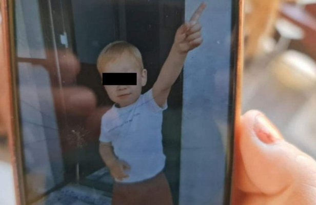 Un copil de un an jumătate a fost omorât din greșeală de tatăl beat 