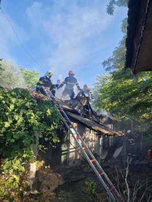 Incendiu la o casă părăsită, în Tulcea