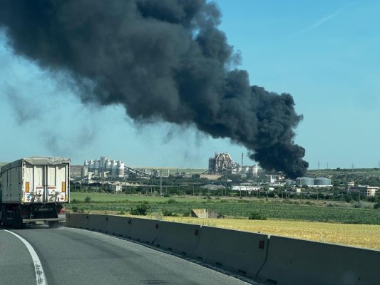 Alertă la Medgidia! Incendiu masiv la fabrica de ciment! Video 