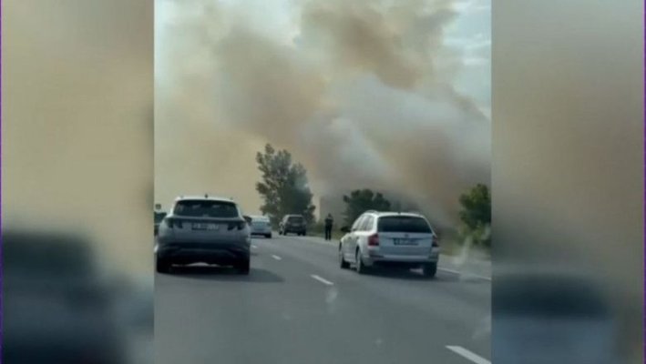 Circulația feroviară pe magistrala București-Constanța și pe A2 oprită, din cauza unui incendiu de vegetație