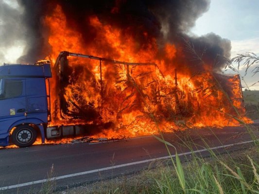 Un TIR a luat foc în Portul Agigea