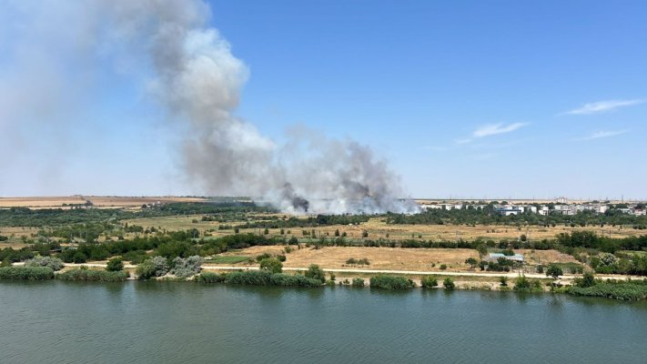 Incendiu de vegetație uscată în apropiere de Tașaul 