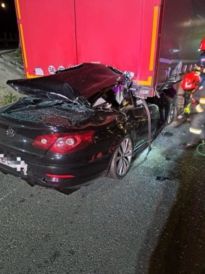 Accident mortal pe Autostrada A1: un șofer a intrat cu mașina sub roțile unui autocamion