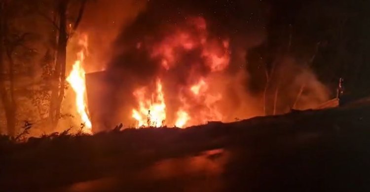Un autocamion condus de un cetăţean sârb s-a răsturnat pe DN 7 şi a luat foc