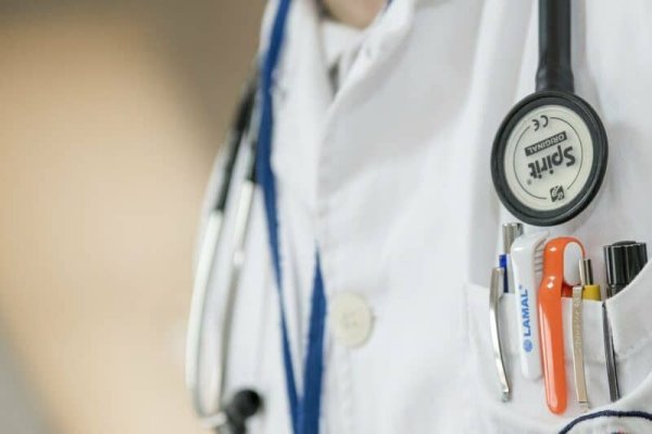 Medic român, amendat că făcea „din pix“ fișele pacienților