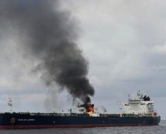 Două nave au luat foc, în urma unui atac cu rachete, în largul coastelor Yemenului