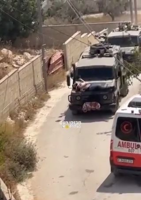 Soldații israelieni au legat un palestinian rănit de un blindat și l-au plimbat ca pe un trofeu. Video