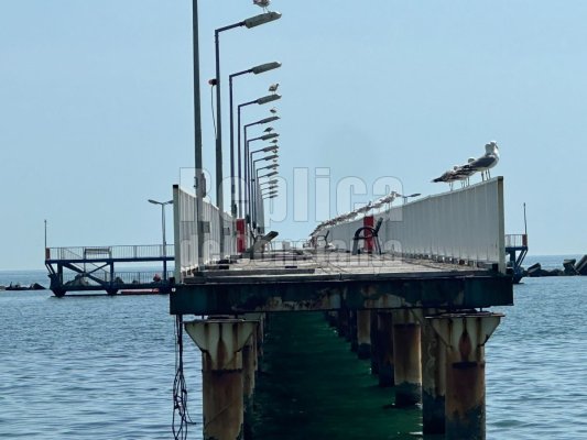 Pe pasarela pietonală din Mamaia nu mai circulă nimeni de 3 ani! Video 