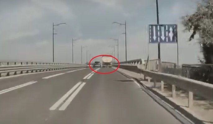 Un șofer iresponsabil a depășit pe pod un TIR și era cât pe ce să provoace un accident. Video