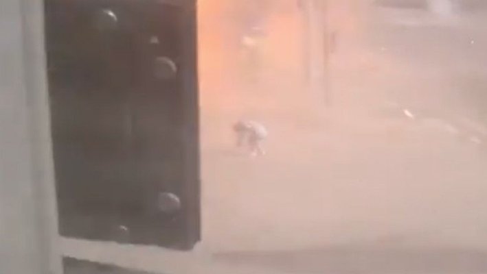 O femeie din Harkov a scăpat ca prin minune după ce o rachetă rusească lovește la câțiva metri. Video