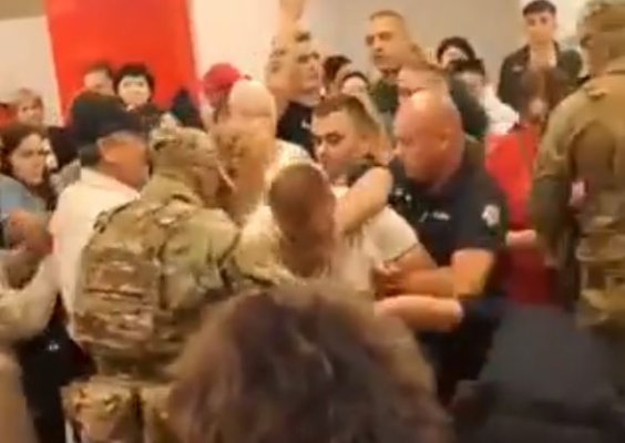 Scandal! Simpatizanții lui Șor, îmbrânceli cu forțele de ordine, pe aeroportul din Chișinău. Video