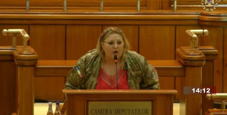 Show în Parlament! Diana Șoșoacă și-a anunțat candidatura la prezidențiale, în haină militară