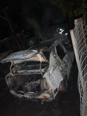O tânără de 22 de ani a incendiat 2 mașini ca să se răzbune pe fostul iubit