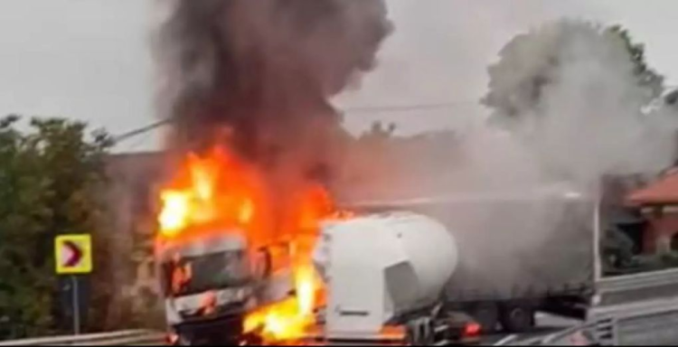 Accident între un TIR și o cisternă în Bihor. Cele două vehicule au luat foc. Video