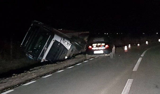 Un TIR încărcat cu pietriș s-a răsturnat, în zona localității Garvăn