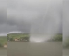 Fenomen rar pe un lac din Cluj: O tornadă a luat pe sus o barcă
