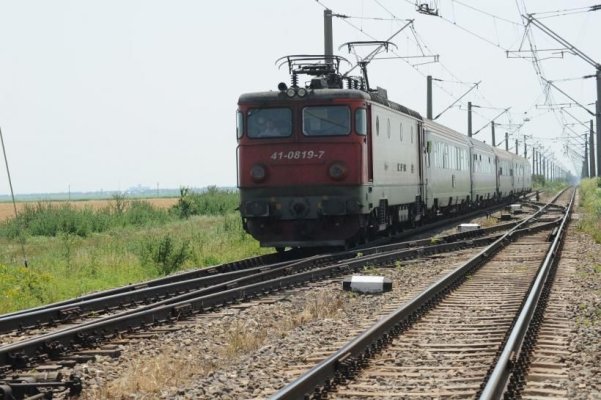 Degajare de fum la locomotiva unui tren care circula pe ruta București Nord - Constanța