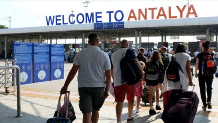 Români, blocați ore în șir pe aeroportul din Antalya