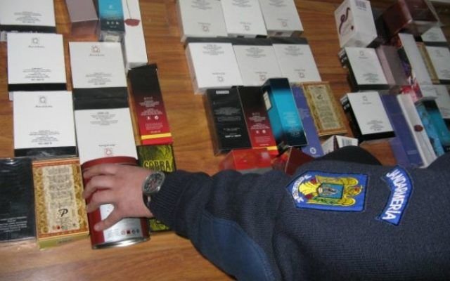 Contrabandiști săltați de polițiști în zona unui mall din Constanța. Vindeau parfumuri chinezești, la preț de...firmă