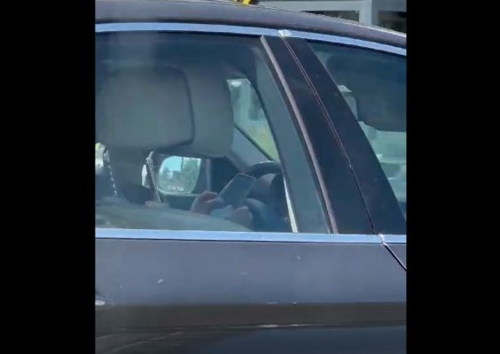 O șoferiță a lăsat volanul liber, în trafic, să stea pe telefon! Video