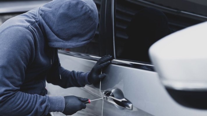Un hoț și-a uitat telefonul în mașina pe care a furat-o, așa că a sunat singur la 112 
