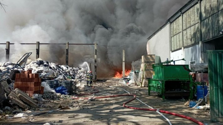  Incendiu de 24 de ore la un depozit de deşeuri din Satu Mare