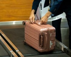 Femeie prinsă pe Aeroportul Henri Coandă cu 25.600 de țigarete nedeclarate