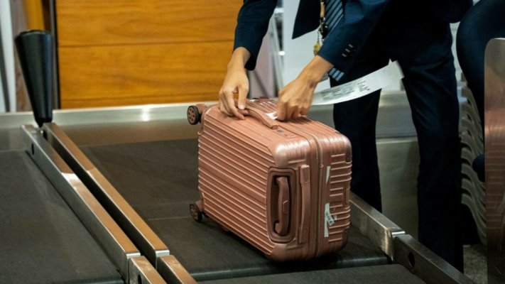 Femeie prinsă pe Aeroportul Henri Coandă cu 25.600 de țigarete nedeclarate