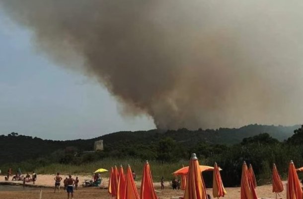 Arde o stațiune turistică din Italia. Peste 1.200 de turiști evacuați, după un incendiu provocat