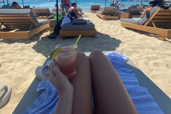 Doi turiști, șocați de nota de plată pentru 2 băuturi, la un restaurant din Grecia
