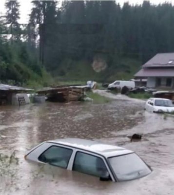 Furtunile au făcut prăpăd în țară. Casele și mașinile au fost înghițite de apă 