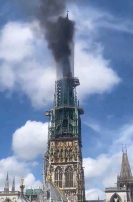  A luat foc turnul catedralei din Rouen, înalt de 151 de metri