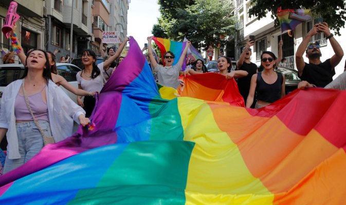 Poliţia turcă a arestat 11 persoane după un scurt marş Pride LGBTQ+ la Istanbul