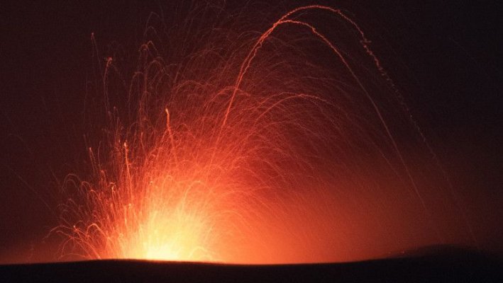 Alertă maxină pe insula Stromboli din Italia din cauza erupțiilor vulcanice uriașe